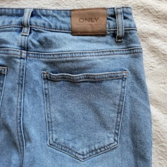 Only Straight Legged Patched Jeans - Picture 9 of 9